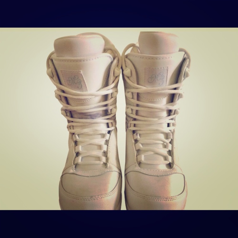 Snowboarding boots